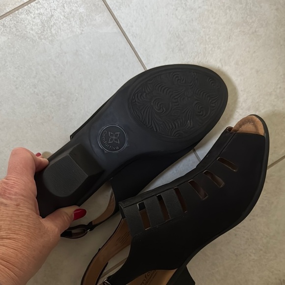 Comfortiva Black Sandals with Adjustable Straps and Sturdy Sole. Size 9W - Picture 3 of 5